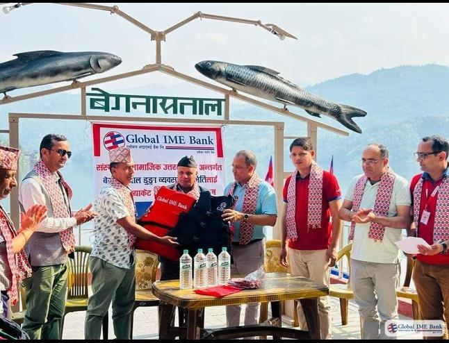 ग्लोबल आइएमई बैंक लि. बेगनास शाखाद्धारा संस्थागत सामाजिक उत्तरखदायित्व अन्तर्गत लाइफ ज्याकेट हस्तान्तरण ।