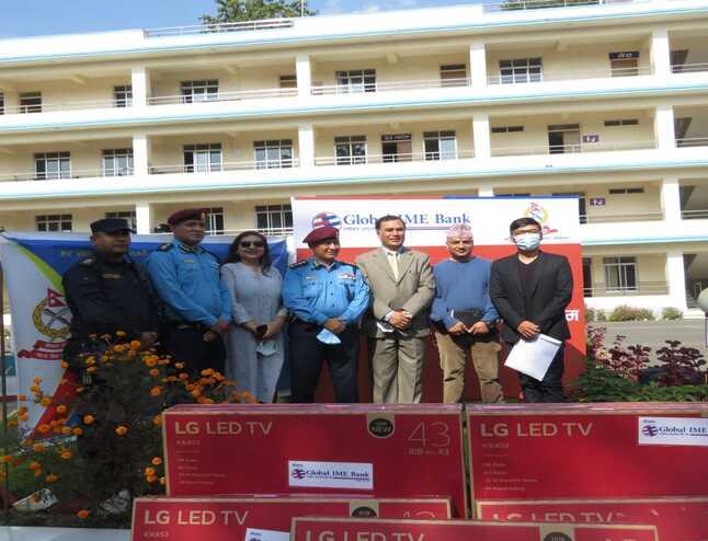 ग्लोबल आइएमई बैंकद्वारा महानगरीय प्रहरी परिसर ललितपुरलाई १० थान एलइडी टिभी हस्तान्तरण